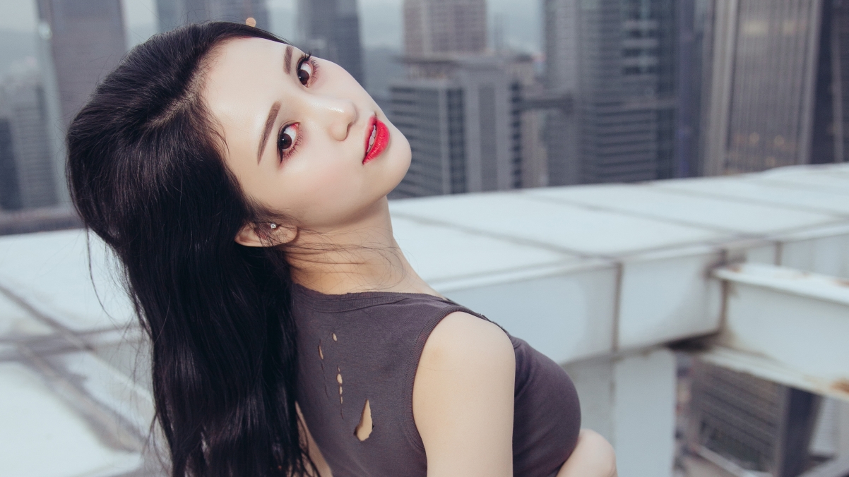 Li Qian, sexy red lips beauty on rooftop