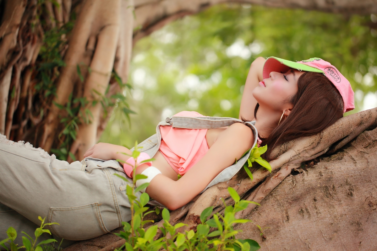 4k pictures of beautiful women sleeping on the tree