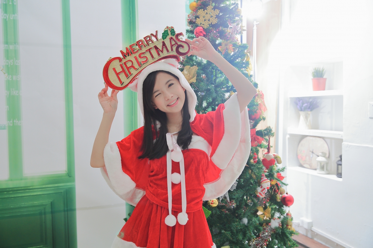 Christmas cute girl 4K wallpaper