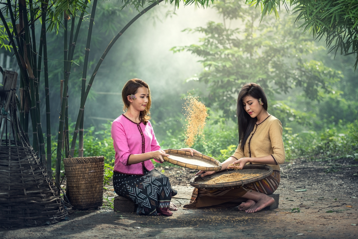 Two beautiful beauties in bamboo baskets in the mountains