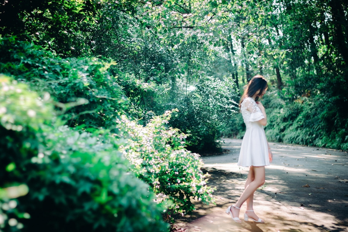 Forest beauty photo in white dress