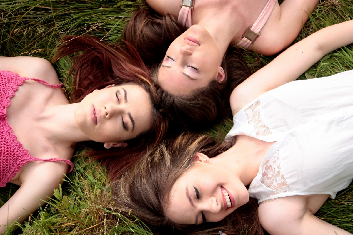 Three girls buddy dress 4K beauty