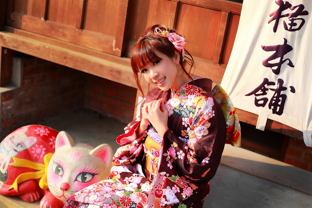 Japanese kimono beauty smiling 4K wallpaper