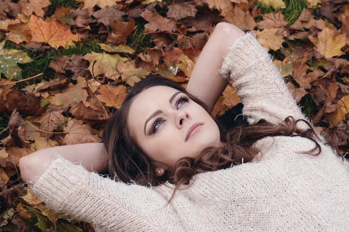 Pretty girl lying on the tree in the park