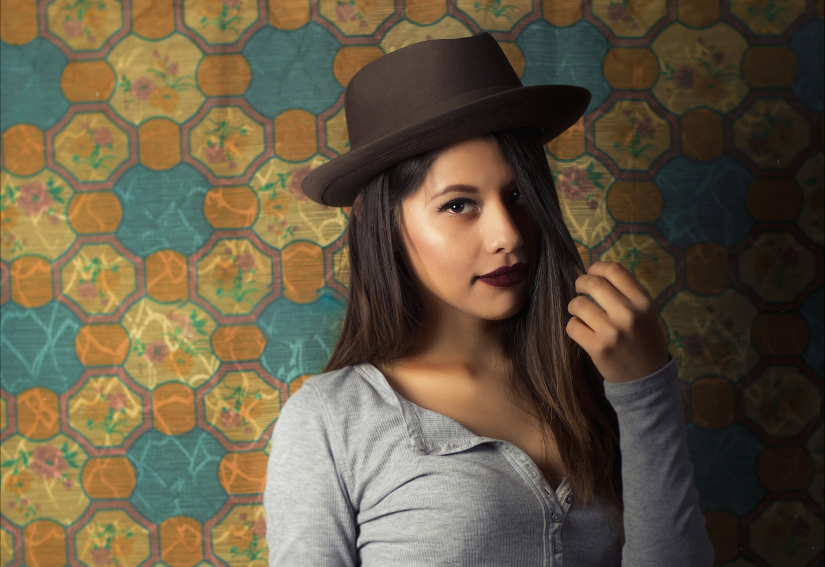 Woman wear hat and long sleeve shirt 4K