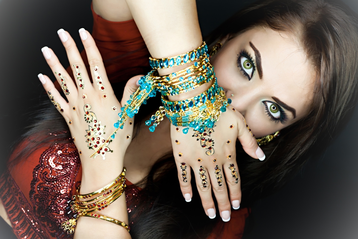 Girl green eye bracelet 5K beauty