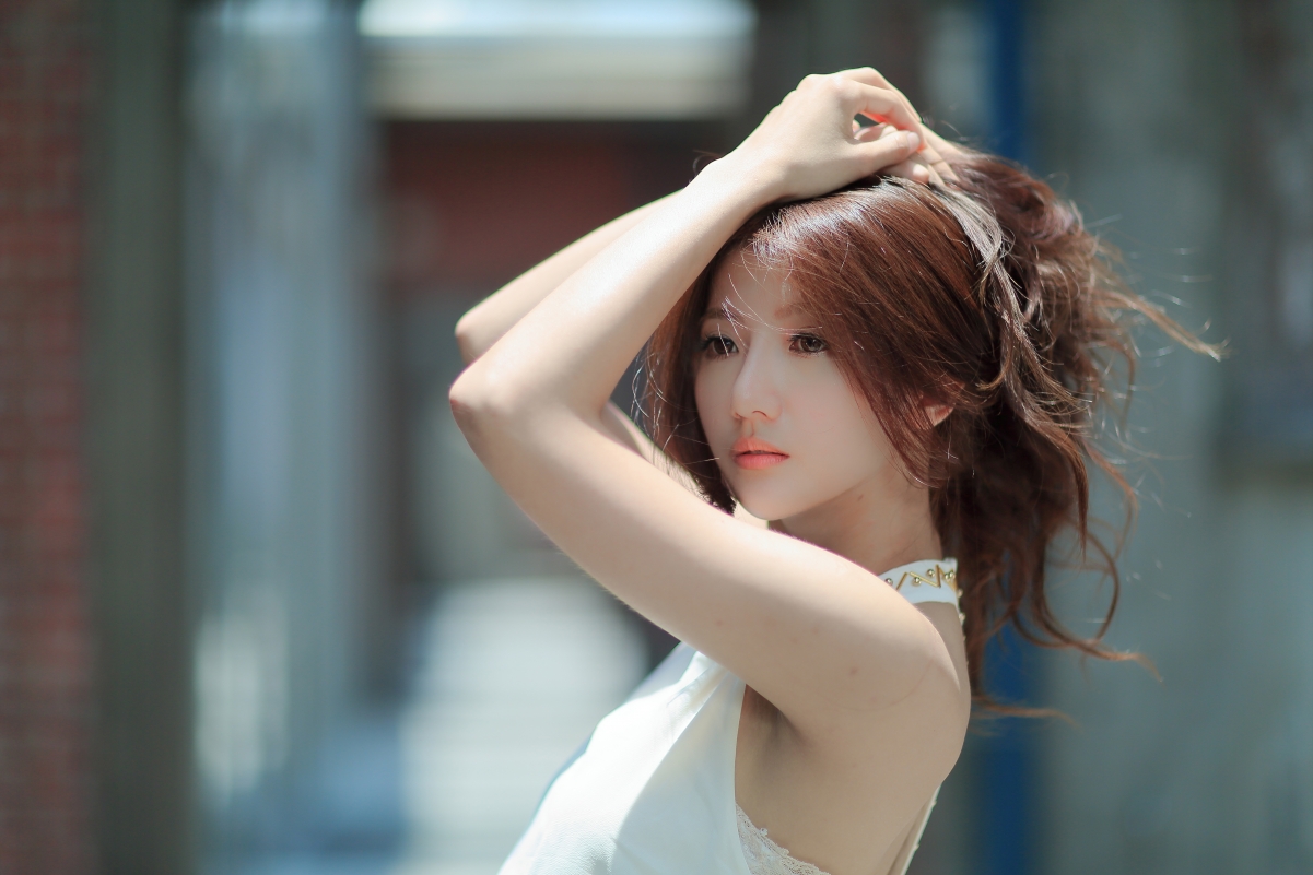 Girl look hand 5K beauty wall