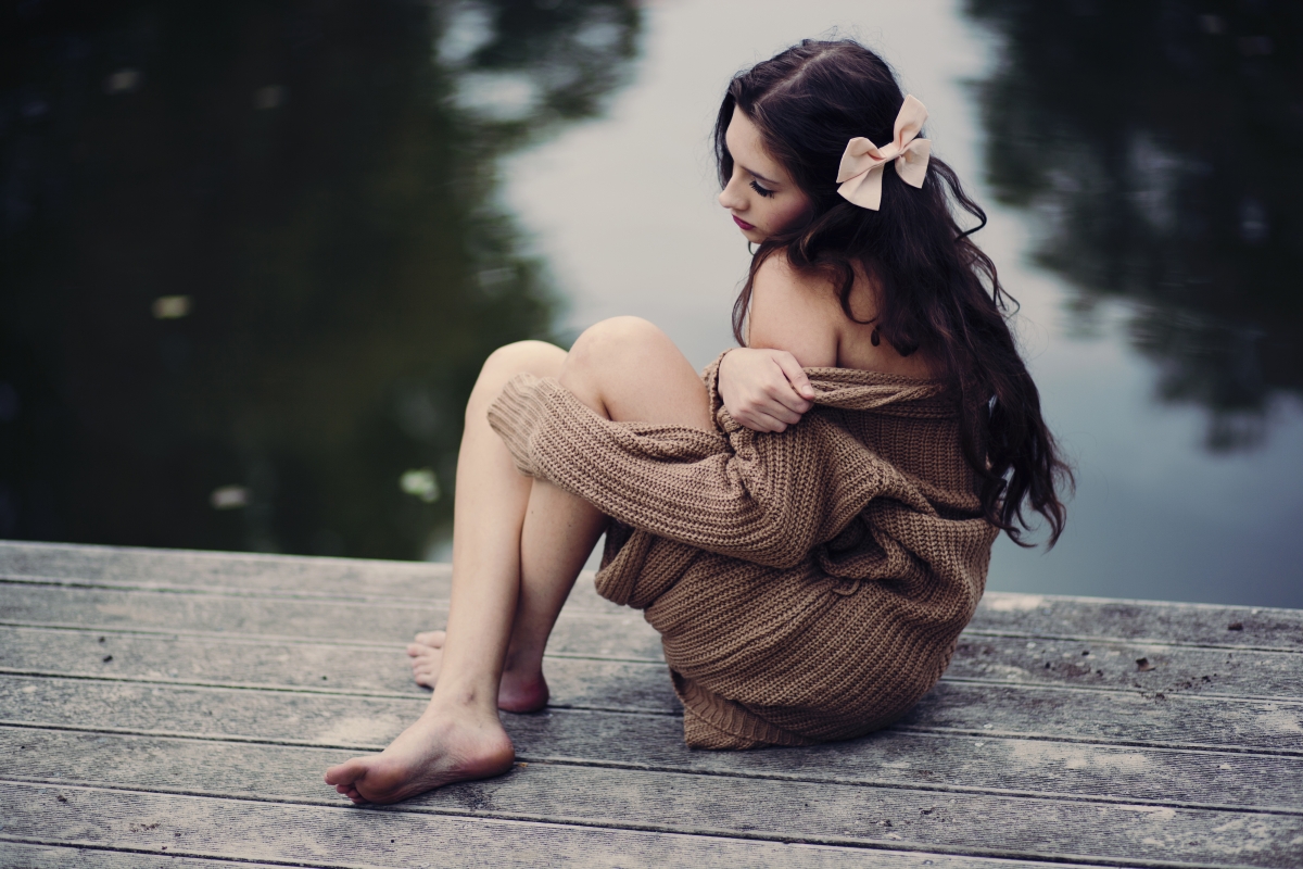 Girl sitting pose hairstyle 4k beauty