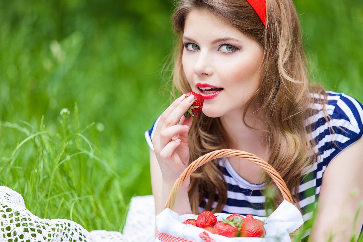 Girl Nature Strawberry Grass 4K Beauty