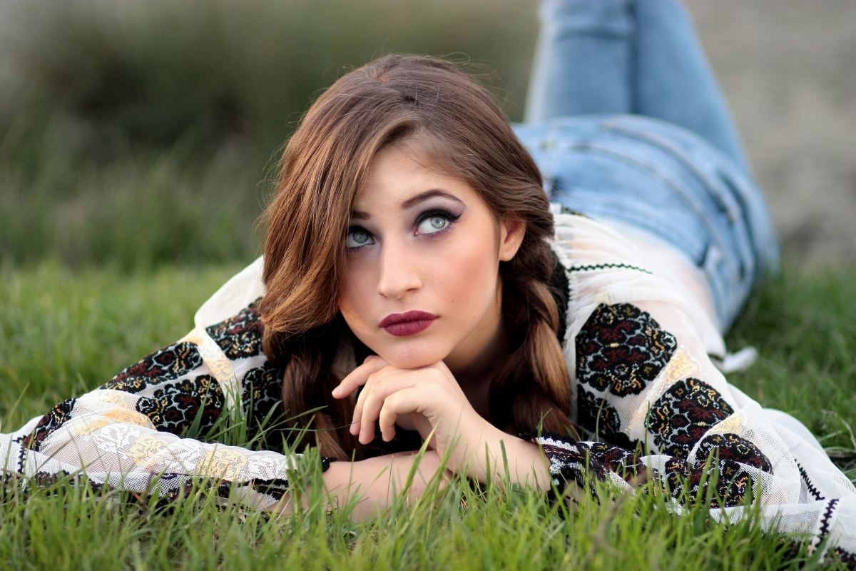 Girl Country Meadow Green 4K