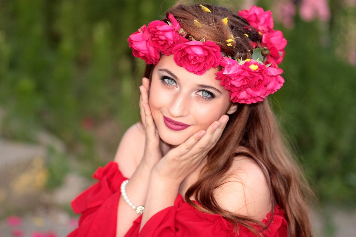 Girl flowers wreath beautiful eye