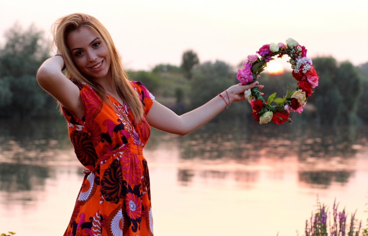Girl sweet smile sunset wreath