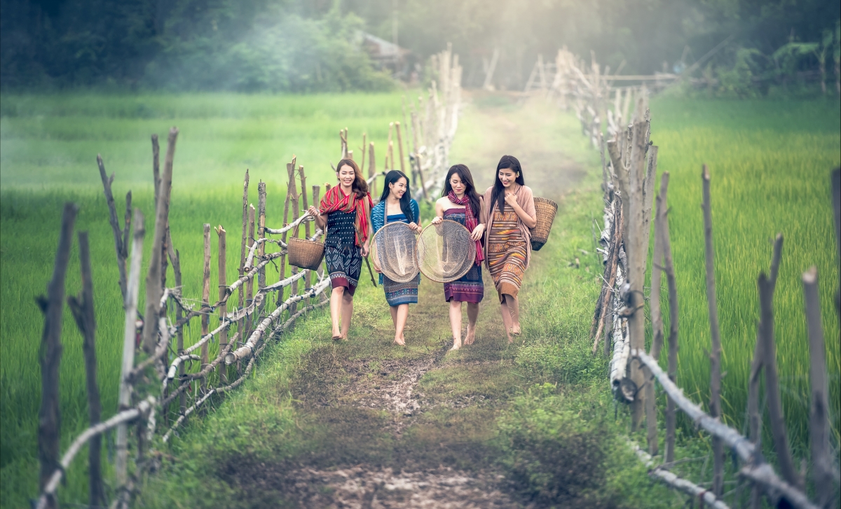 Girl rural path agricultural beauty