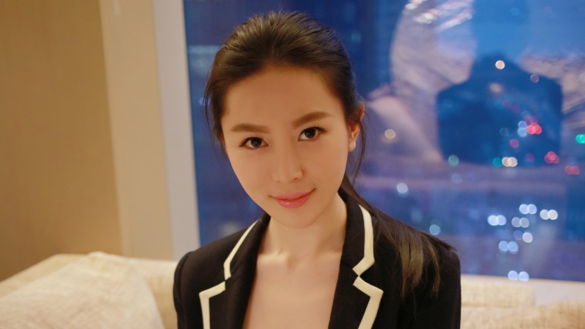 Mu Yuqian temperament beauty in black coat