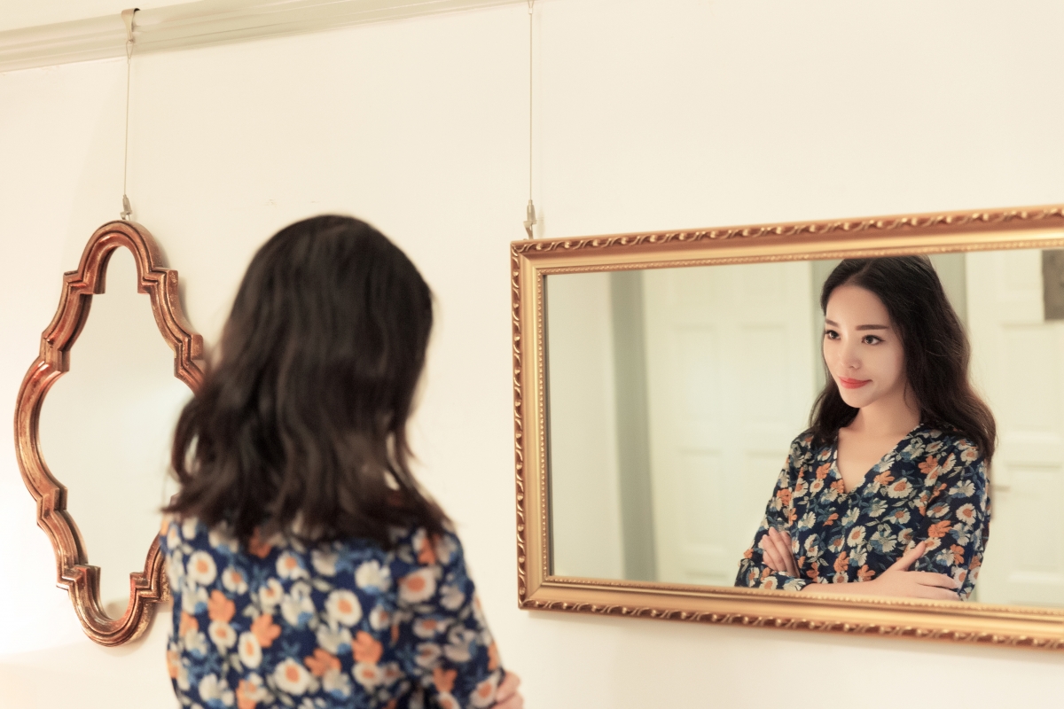 Beautiful girl in the mirror 4k wallpaper