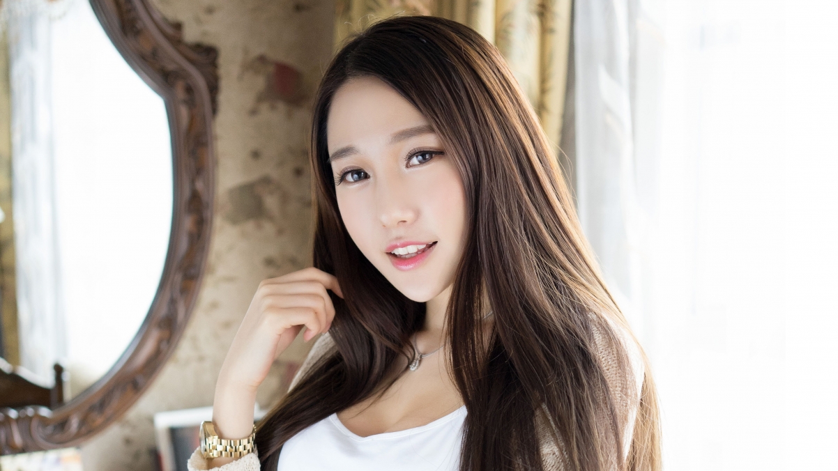 Liu Yining Lynn with long hair and lovely temperament