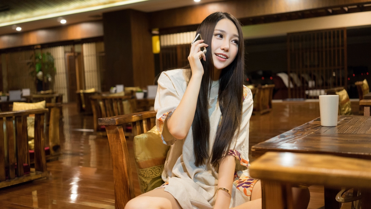Liu Yining Lynn is cute and beautiful on the phone