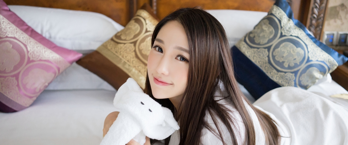 Liu Yining Lynn White Pajamas Beauty