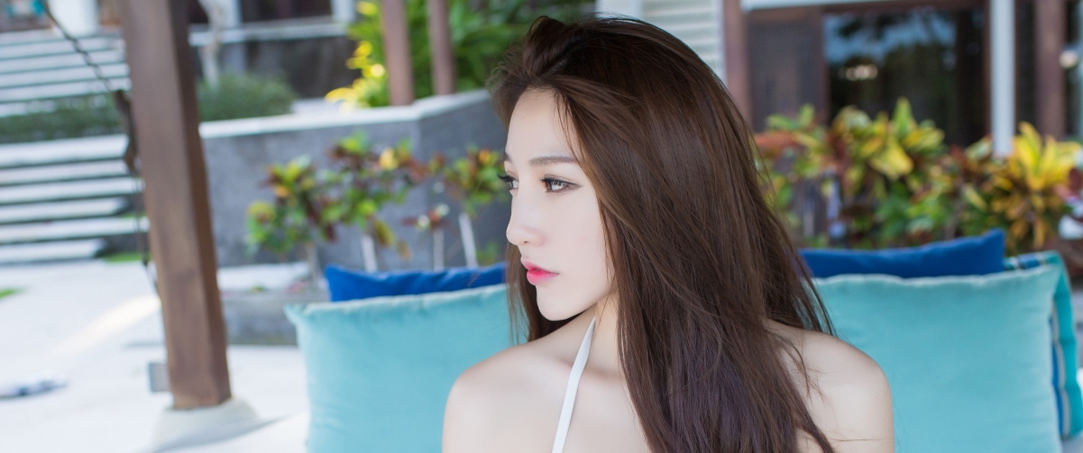 Liu Yining, long hair, side face, fragrant shoulders, beauty