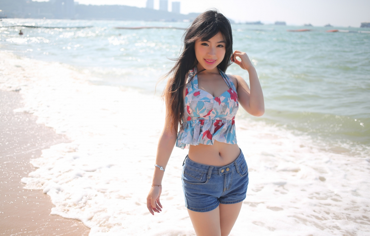 Liu Xueni verna long hair beauty by the sea