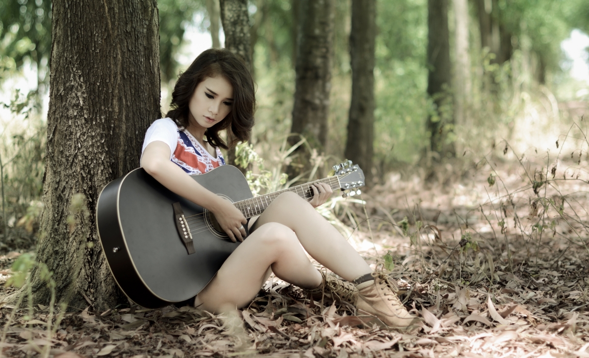 Girl in the forest guitar music 4K pictures