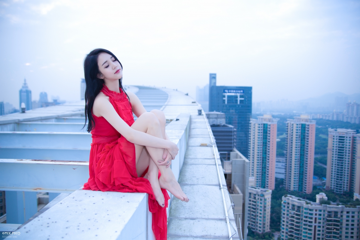 Li Qianqian rooftop pink skirt beauty