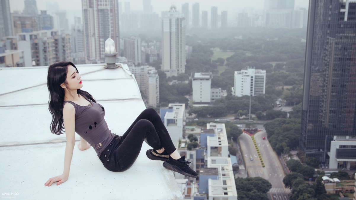 Li Qianqian sexy body in black jeans