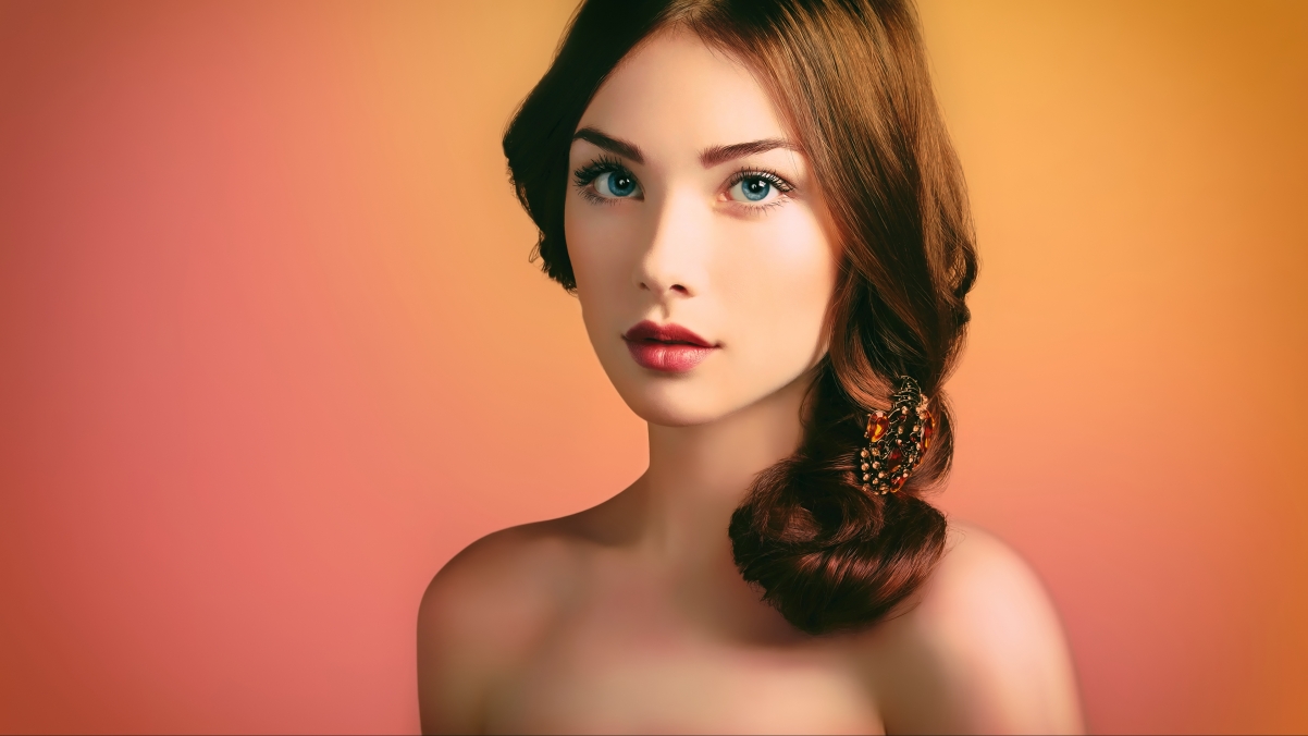 Blue eyes, bare shoulders, beauty