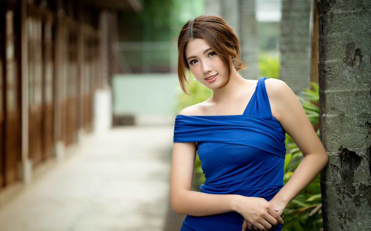 Blue dress beautiful model 4K wall