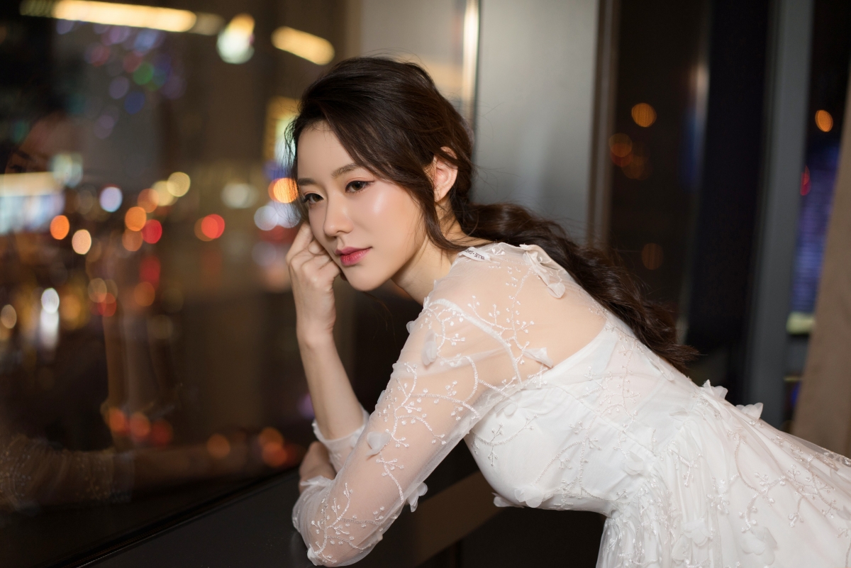 Carat goddess Jiang Qin white skirt raise