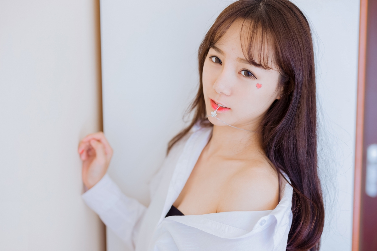 Lovely long-haired scented shoulder beauty Cherry