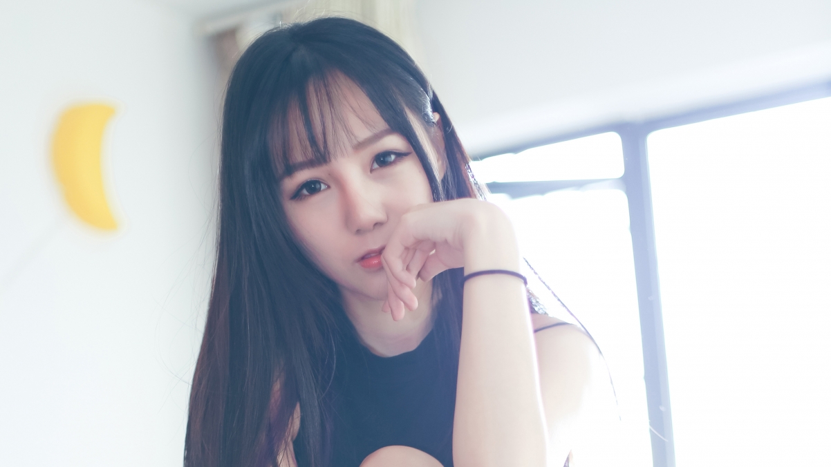 Cute long-haired beauty 3840x2160 wall
