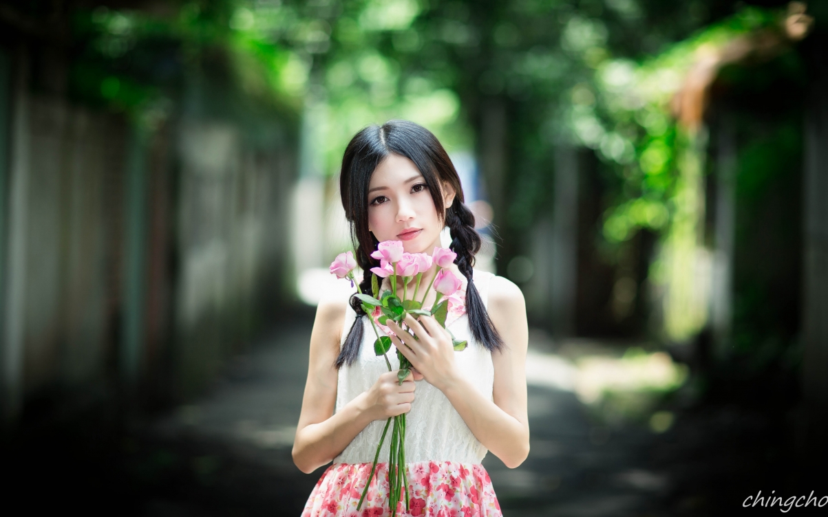 Cute girl rose 5K HD table