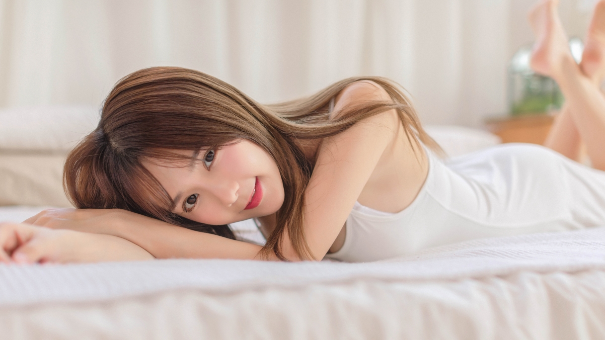 Home white pajamas are small and fresh and seductive