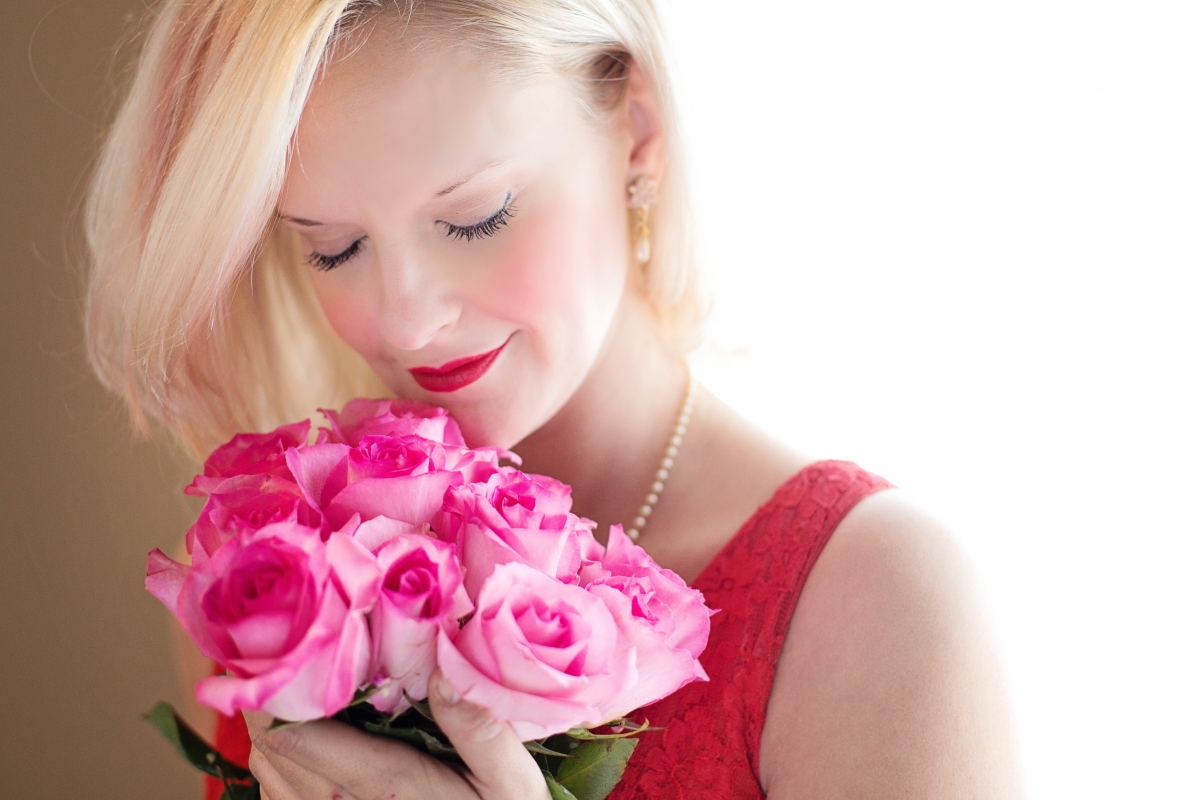 Blonde girl rose romantic 4K beauty