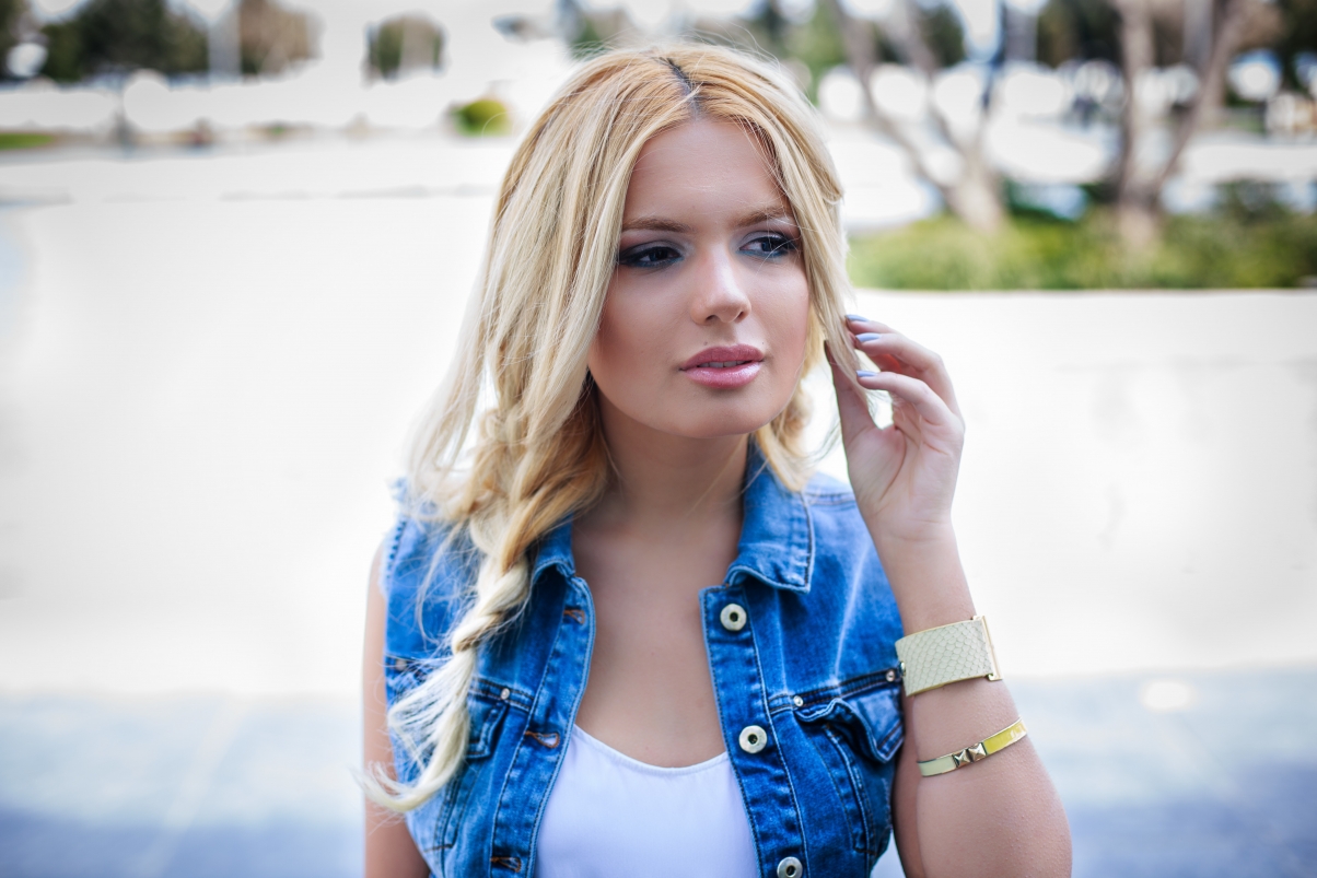 Blonde Girl Face Eyes 5K Wallpaper