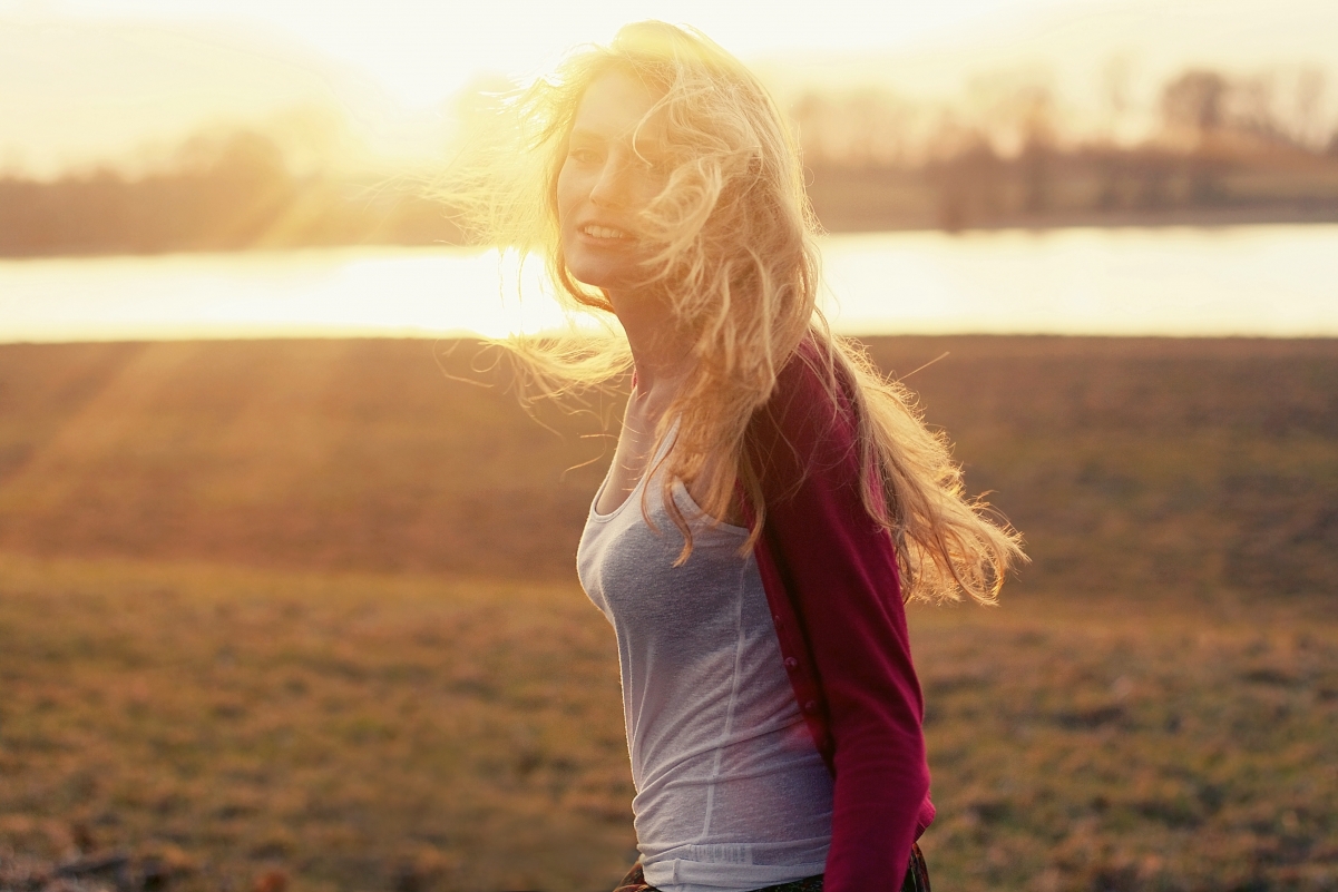 Blonde Girl River Sun 4K Wallpaper