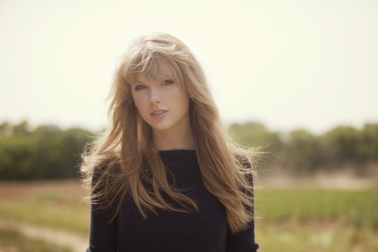 Blonde beauty singer Taylor Swi