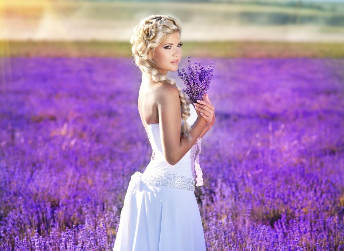 Blonde Beauty Lavender 5K Wallpaper
