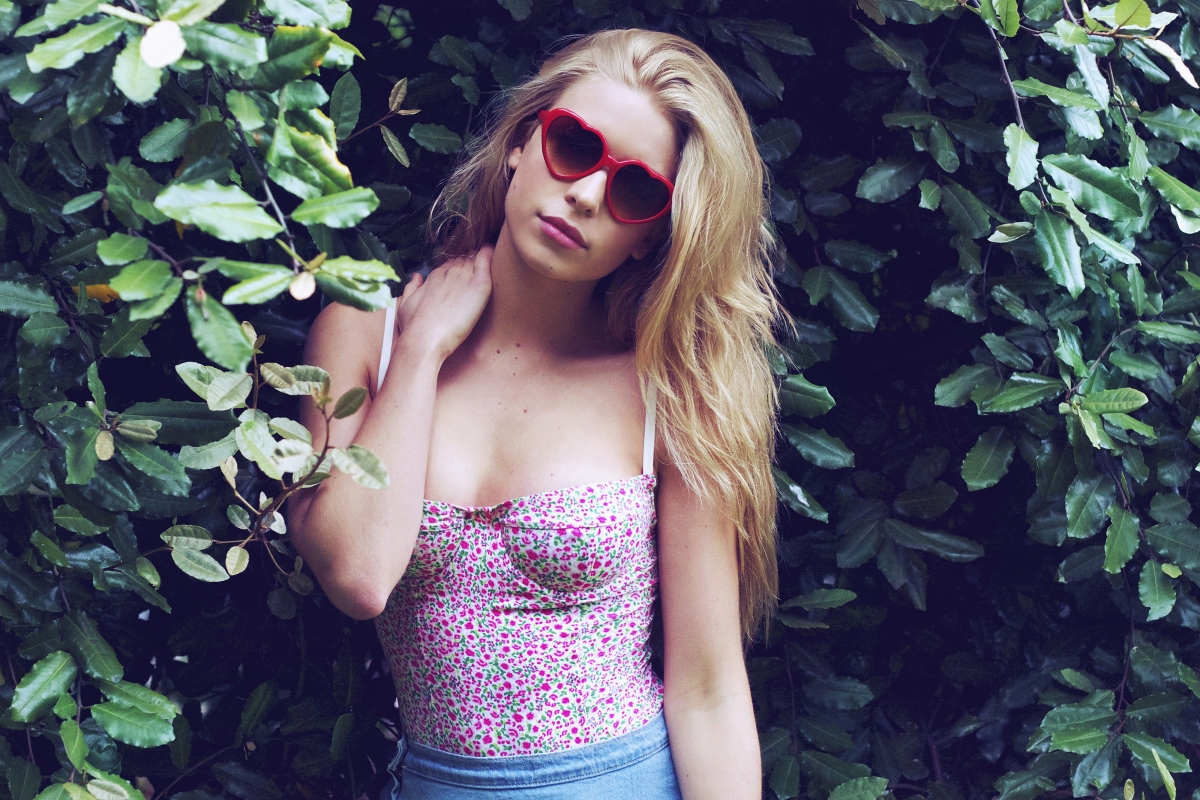 Blonde girl with heart-shaped glasses 4K sex