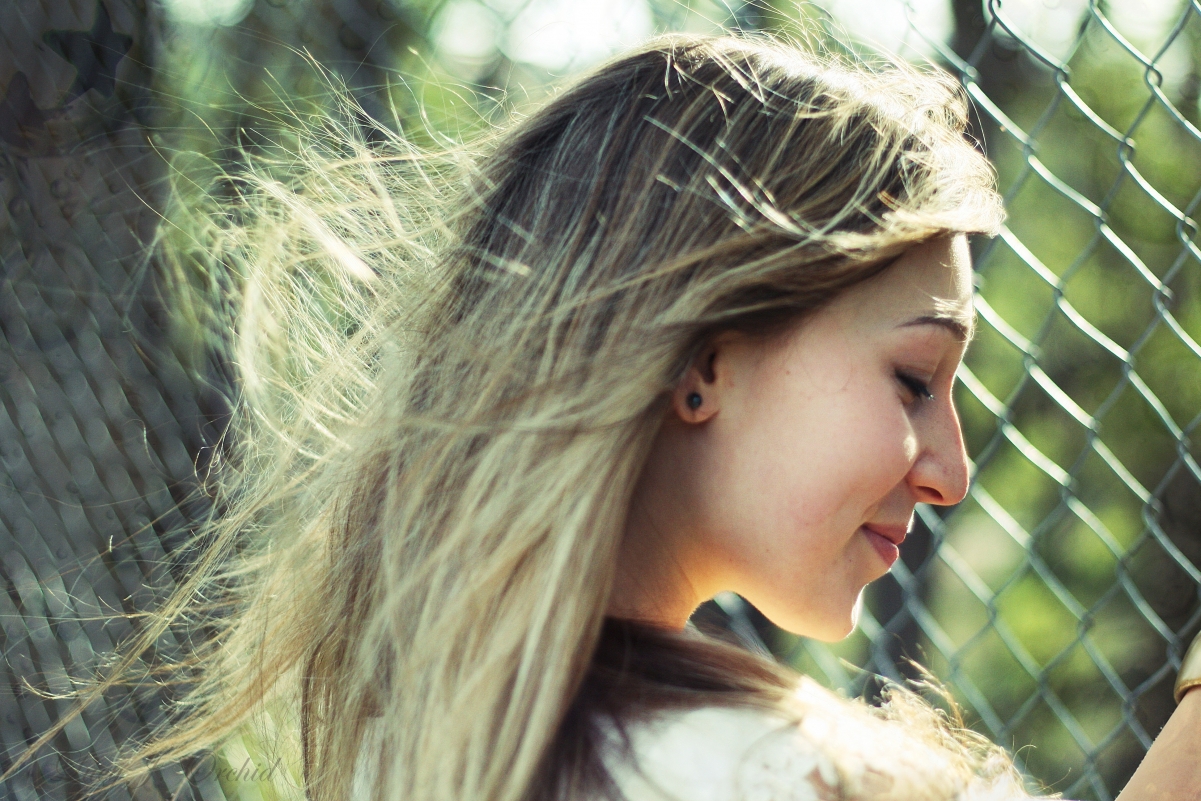 Blonde Girl Smiling 4K Wallpaper