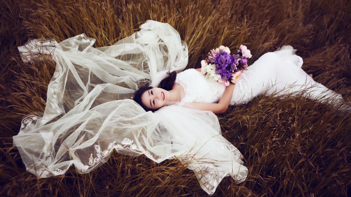 Married girl taking wedding photo 4K wall