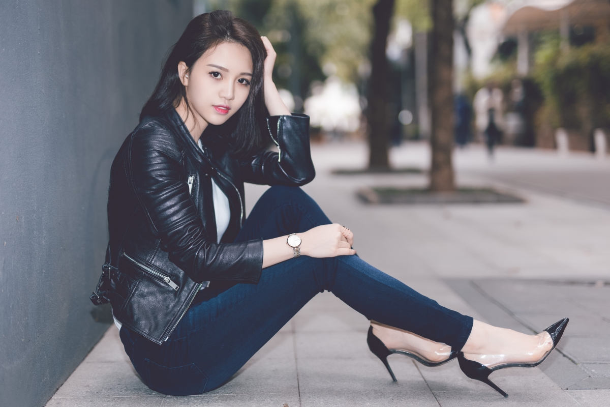 Street beauty black shirt denim