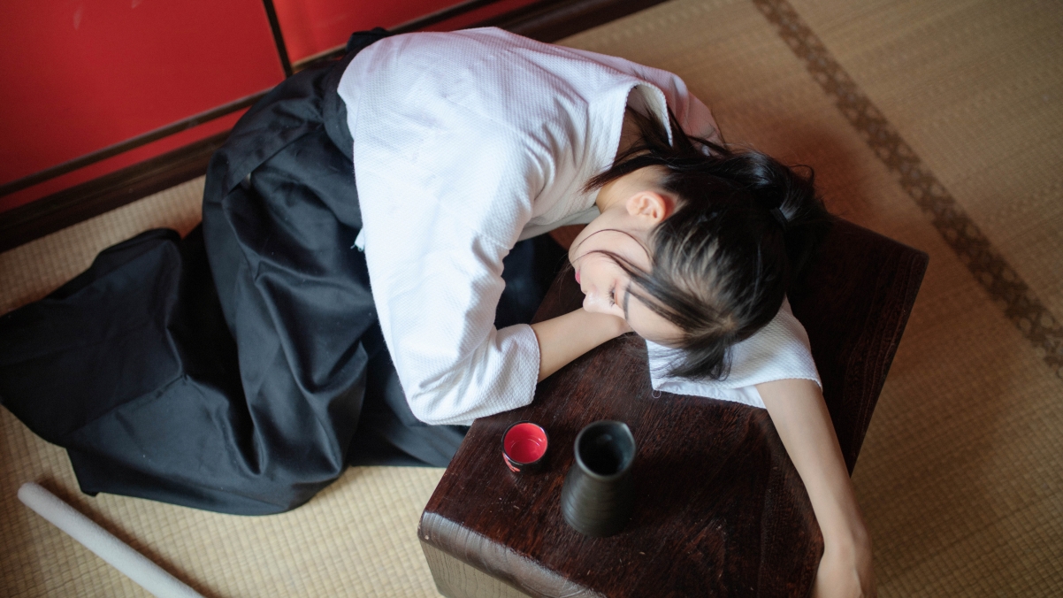 Kendo clothes seductive beauty coffee table wine