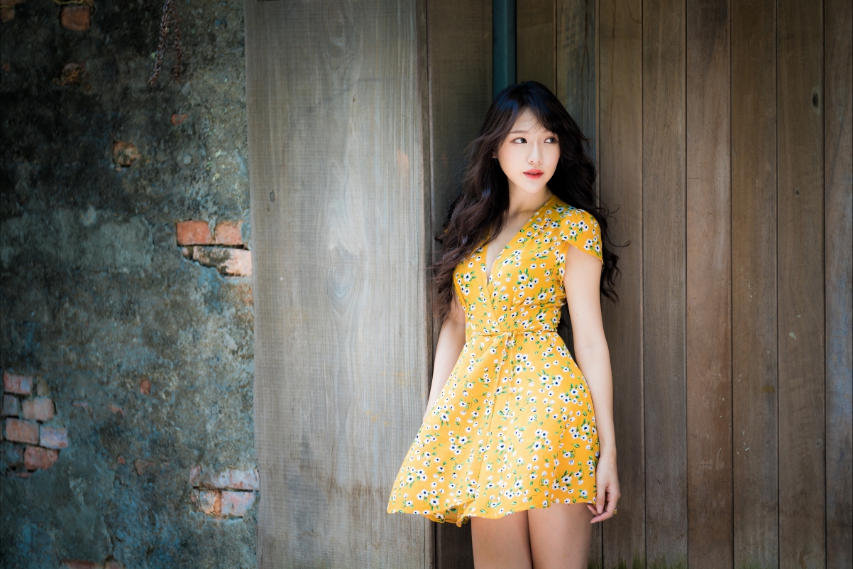 Yellow floral dress beauty 4k wall