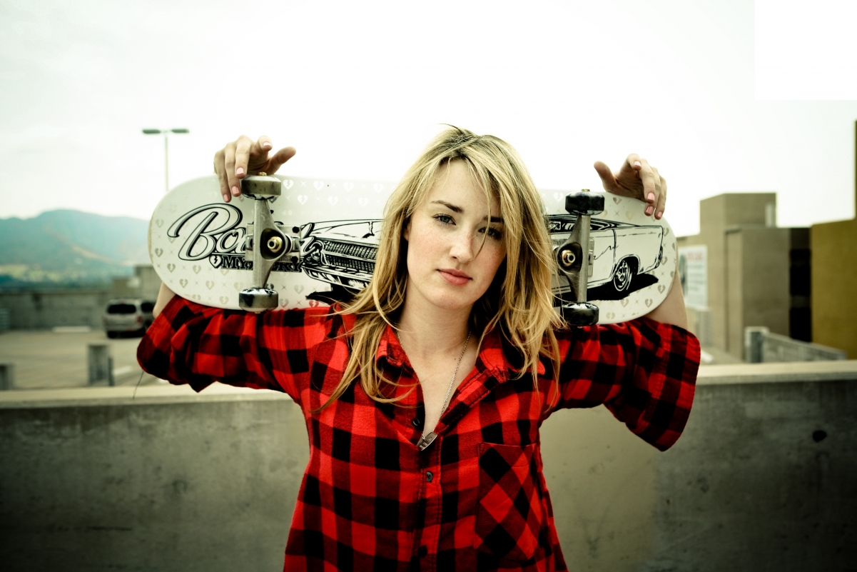 Skateboarding beauty 4K wallpaper