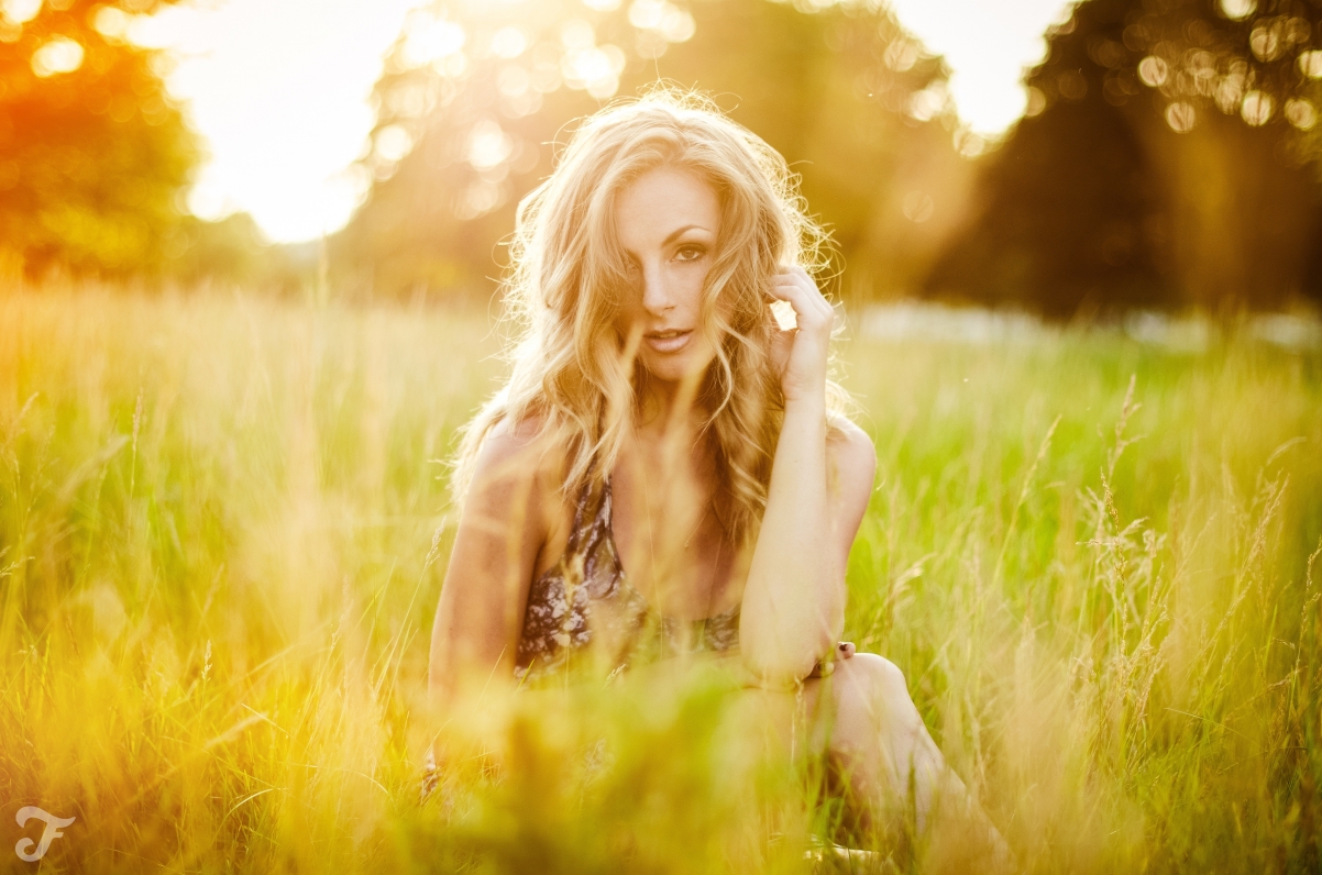 Outdoor grass blonde beauty 4K wallpaper