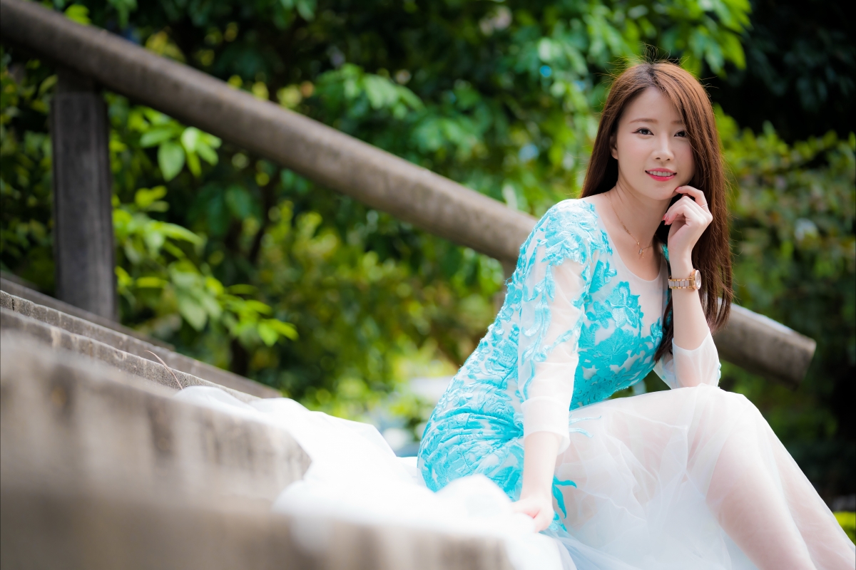 Outdoor blue skirt is small and fresh and long