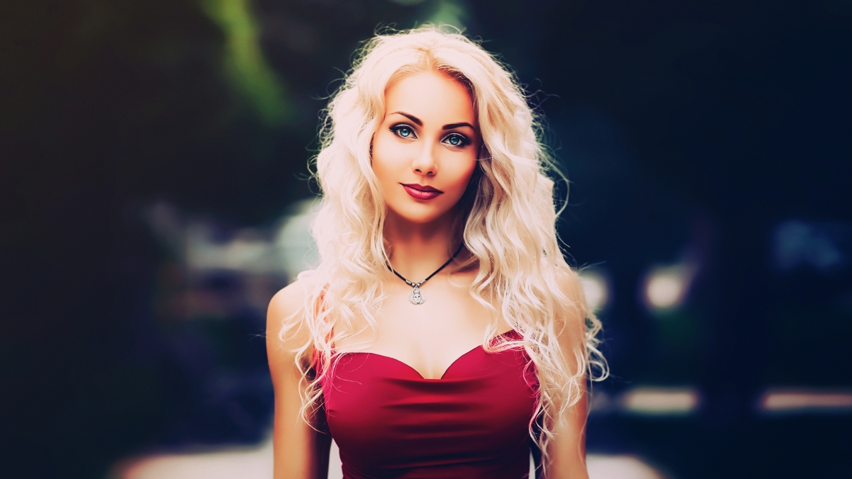 Outdoor blonde beauty naked shoulders red