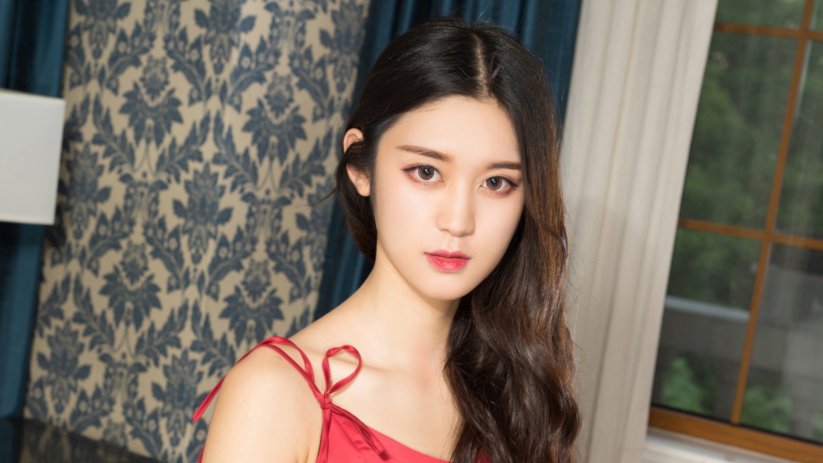 Beautiful model in red nightdress, Tang Yi 4